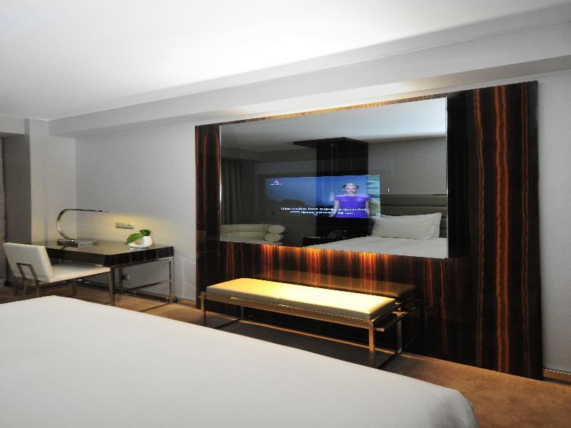 Altis Grand Hotel Lisboa Exterior foto A two-way mirror television
